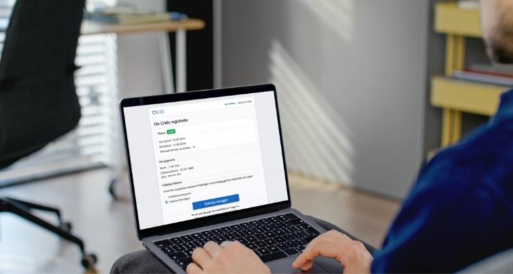 Persoon gebruikt laptop om Cruks uitschrijving te regelen via het online register met DigiD login