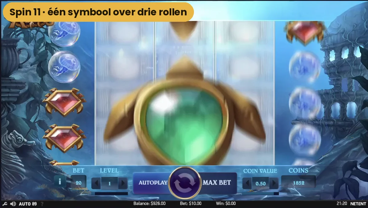 Een groene edelsteen als groot symbool over de drie middelste rollen van Secrets of Atlantis